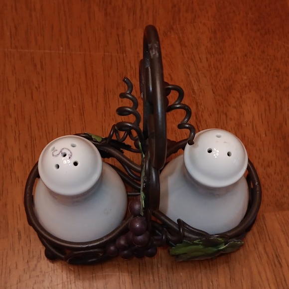 Vintage Salt and Pepper Shakers In A Basket With Grap Accent - Picture 5 of 8